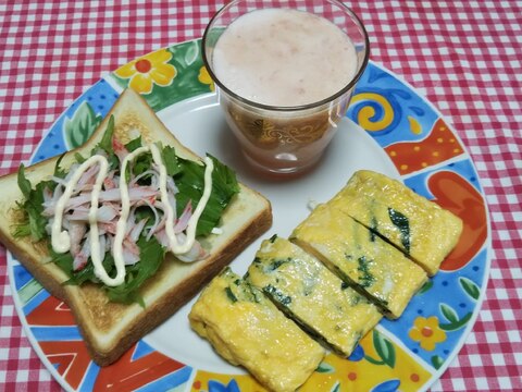 ほうれん草入り卵焼きとサラダトーストとスムージー☆